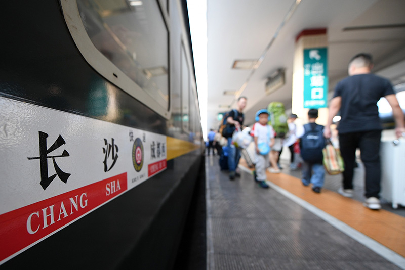 各地铁路部门迎来国庆出行高峰