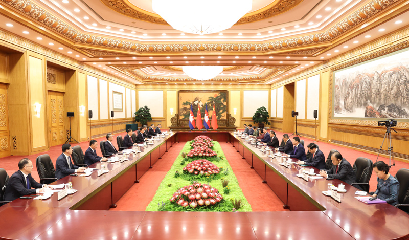 习近平会见柬埔寨首相洪玛奈