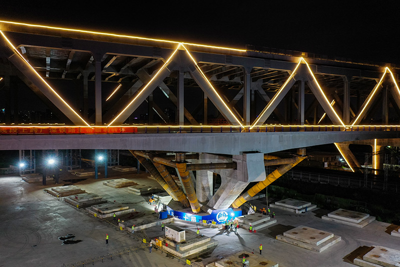 跨铁路双层公路桥完成转体