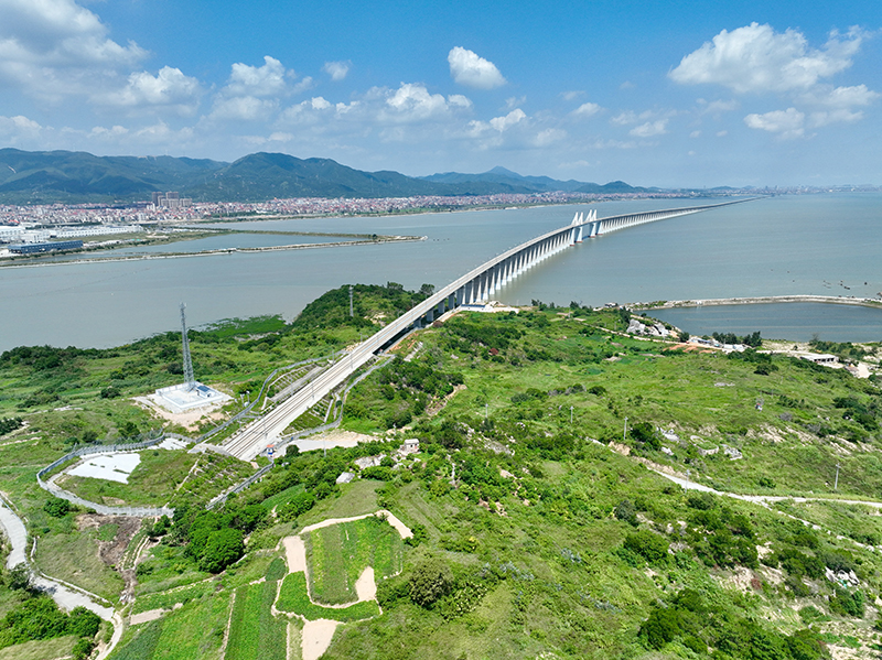 我国首条时速350公里跨海高铁正式开通运营