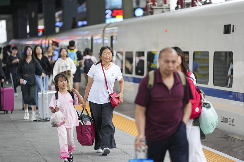 各地铁路部门迎来国庆出行高峰