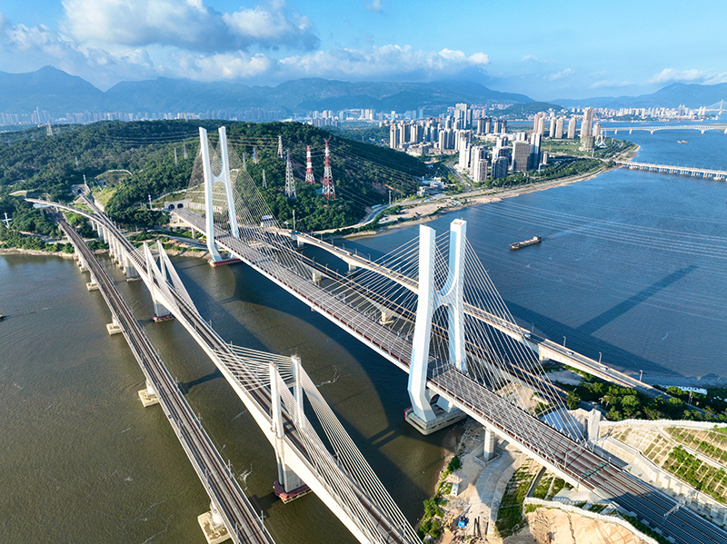 我国首条时速350公里跨海高铁正式开通运营