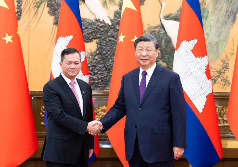 习近平会见柬埔寨首相洪玛奈