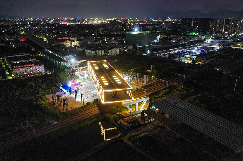 跨铁路双层公路桥完成转体