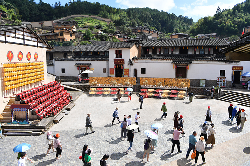 福建尤溪：古村“晒秋”忙