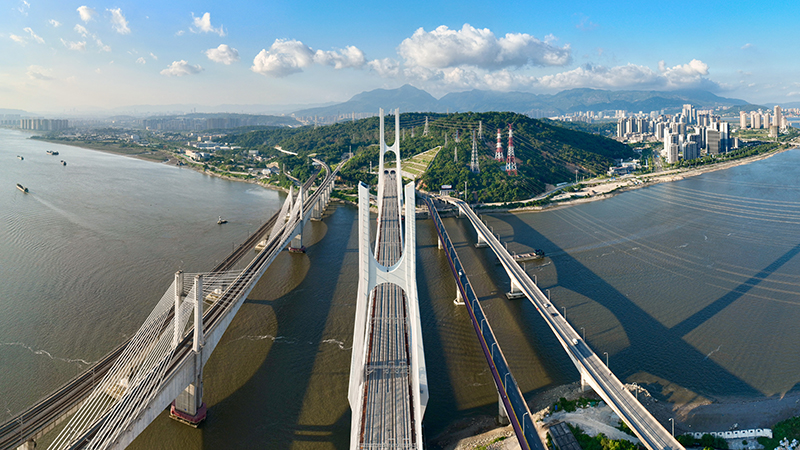 我国首条时速350公里跨海高铁正式开通运营