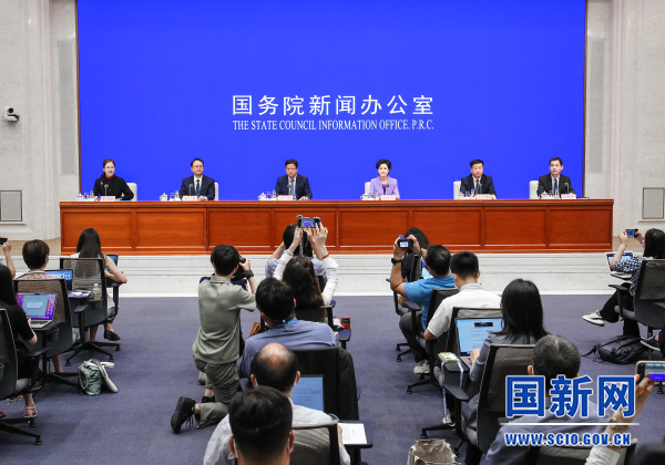 国务院新闻办举行发布会 介绍推动民营经济高质量发展有关情况
