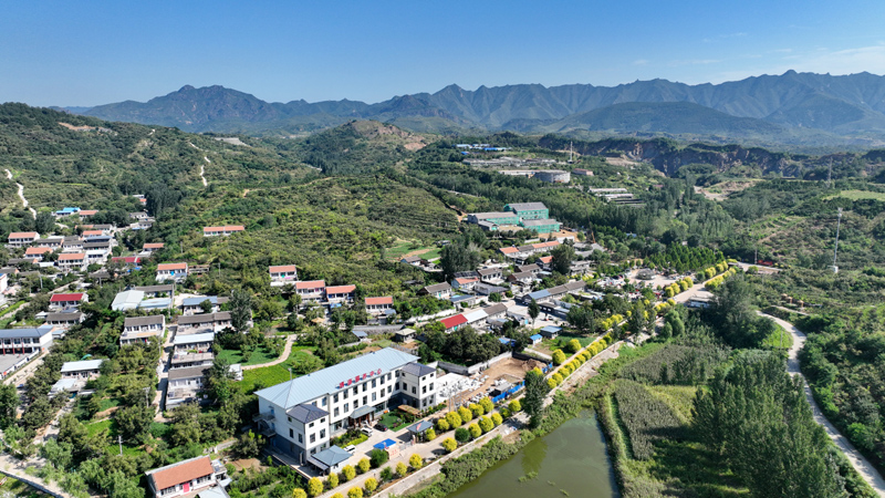 河北唐山：长城脚下 小康村似“珍珠链”