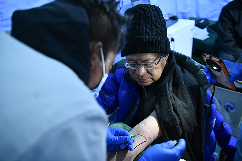 科考队员开展急进高原人群健康研究