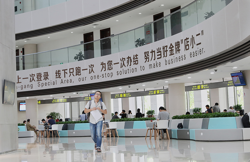全面深化改革十年间·办事服务新效率