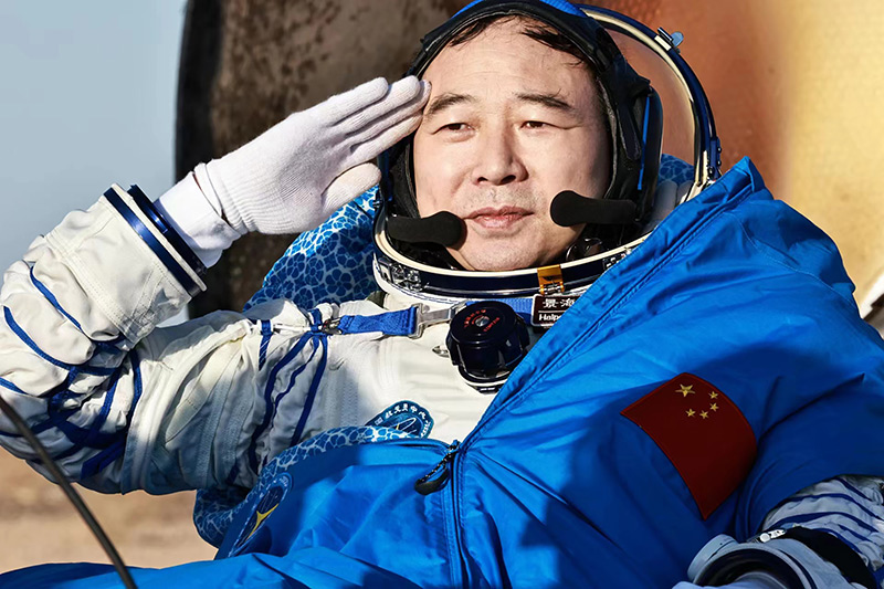 神舟十六号载人飞船返回舱成功着陆