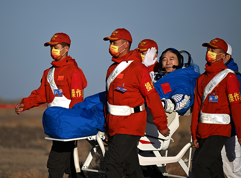神舟十六号载人飞船返回舱成功着陆