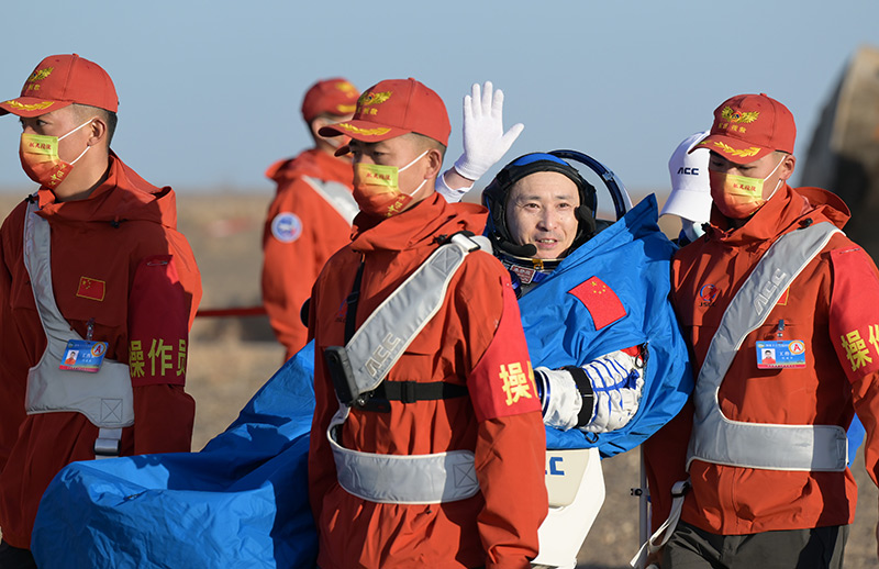 神舟十六号载人飞船返回舱成功着陆