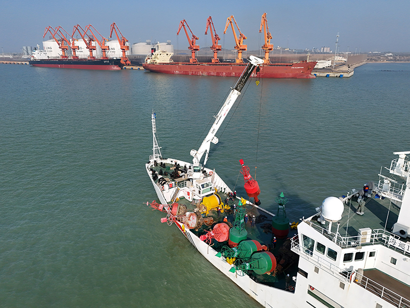 莱州湾海域更新航标 保障冬季航海安全