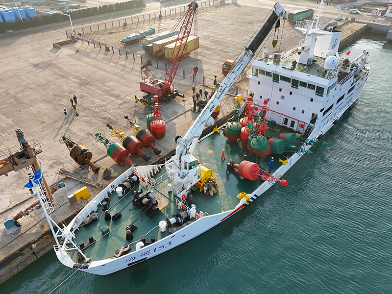 莱州湾海域更新航标 保障冬季航海安全