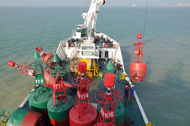 莱州湾海域更新航标 保障冬季航海安全