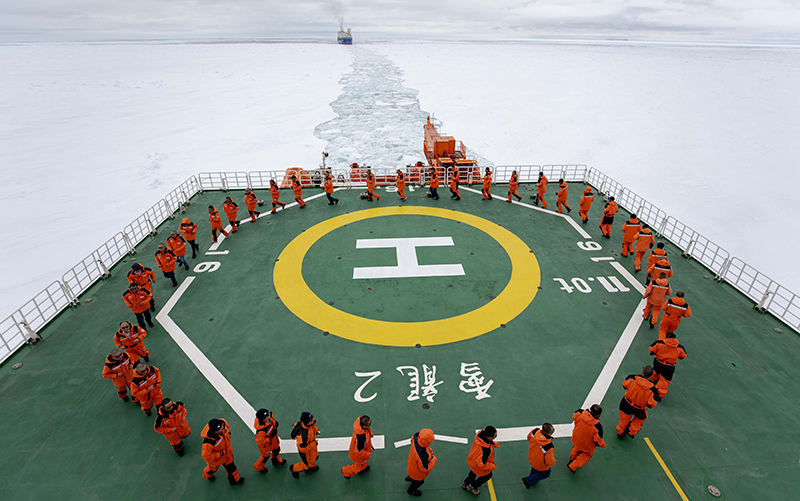 “雪龙2”号和“天惠”轮正在穿越浮冰区