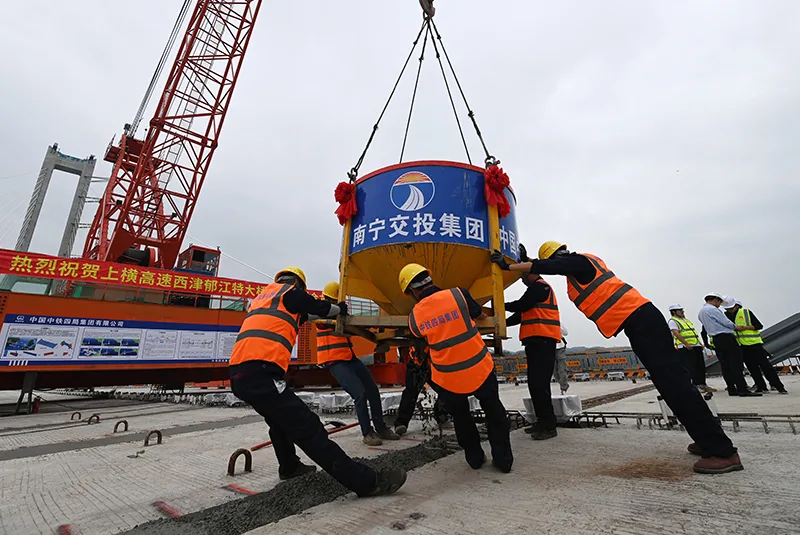 广西上横高速公路西津郁江特大桥合龙