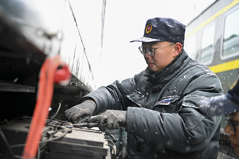 雪中检修忙