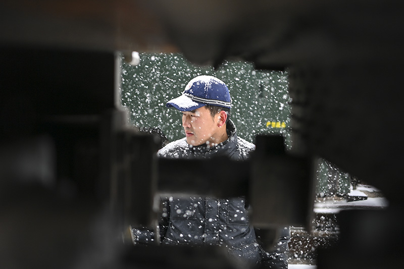雪中检修忙