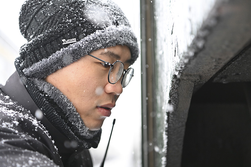 雪中检修忙