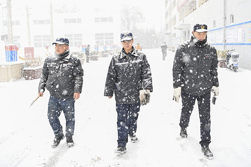 雪中检修忙