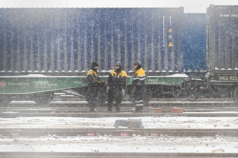铁路调车员:风雪中保障中欧班列平稳运行