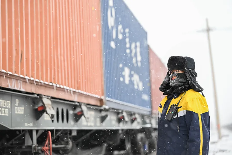 铁路调车员:风雪中保障中欧班列平稳运行
