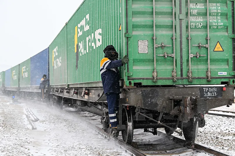 铁路调车员:风雪中保障中欧班列平稳运行
