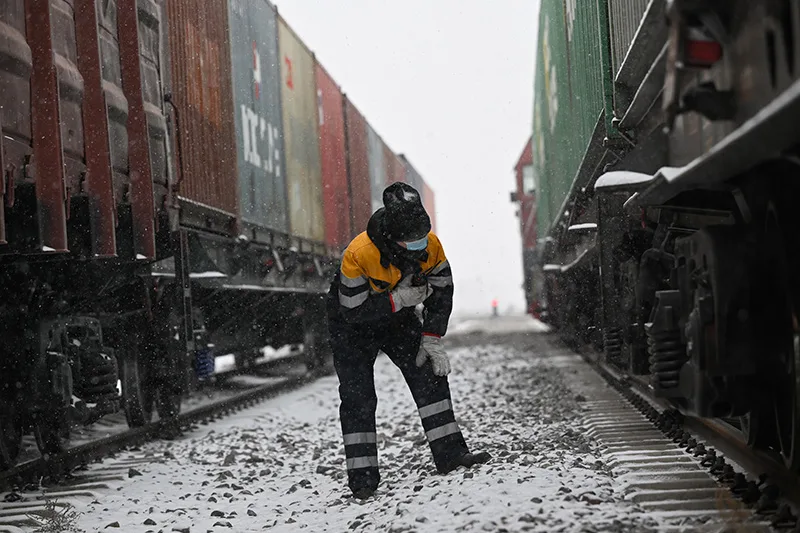 铁路调车员:风雪中保障中欧班列平稳运行