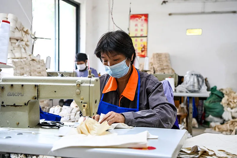 数读中国这十年:新增就业年均1300万人 建成世界最大社保体系