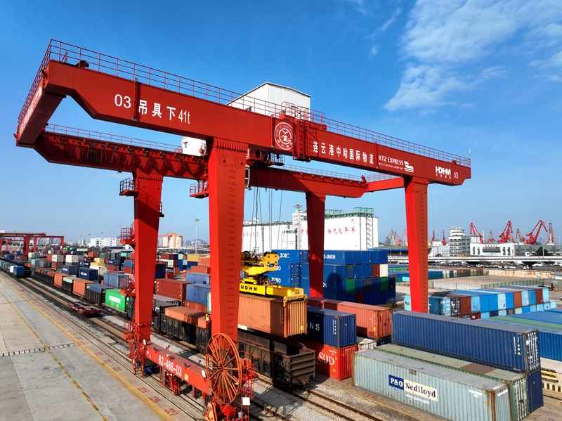 江苏连云港:中欧班列装卸忙 全力冲刺开门红