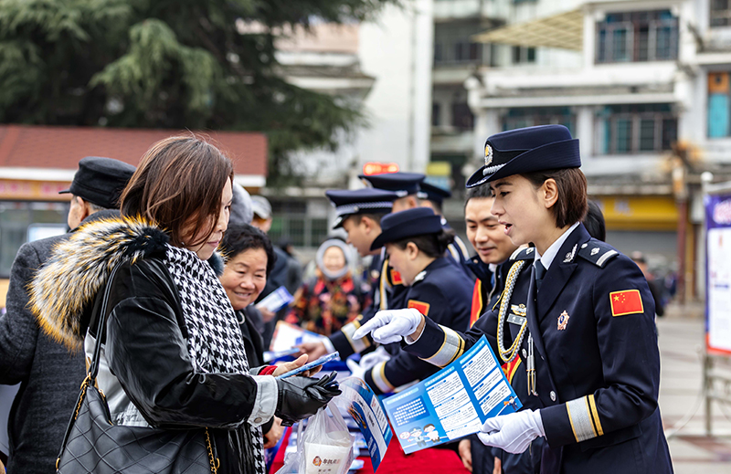警民互动庆祝中国人民警察节