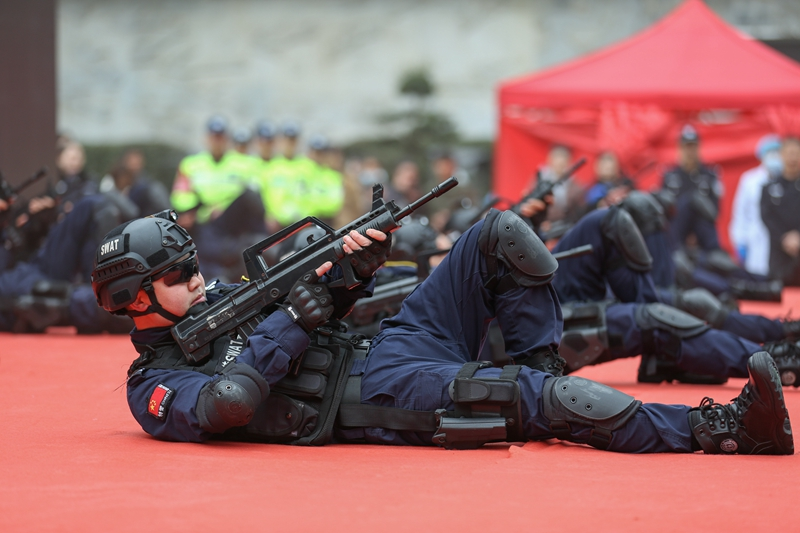 警民互动庆祝中国人民警察节