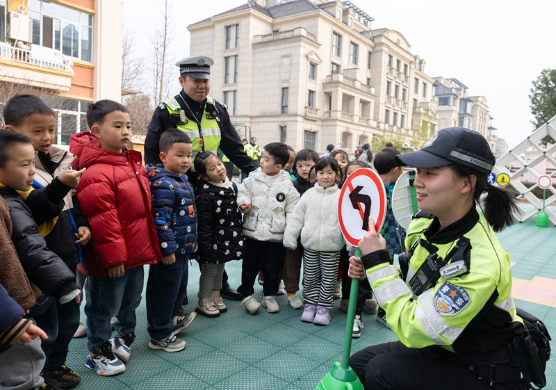 警民互动庆祝中国人民警察节