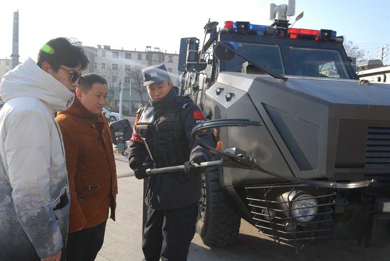 警民互动庆祝中国人民警察节