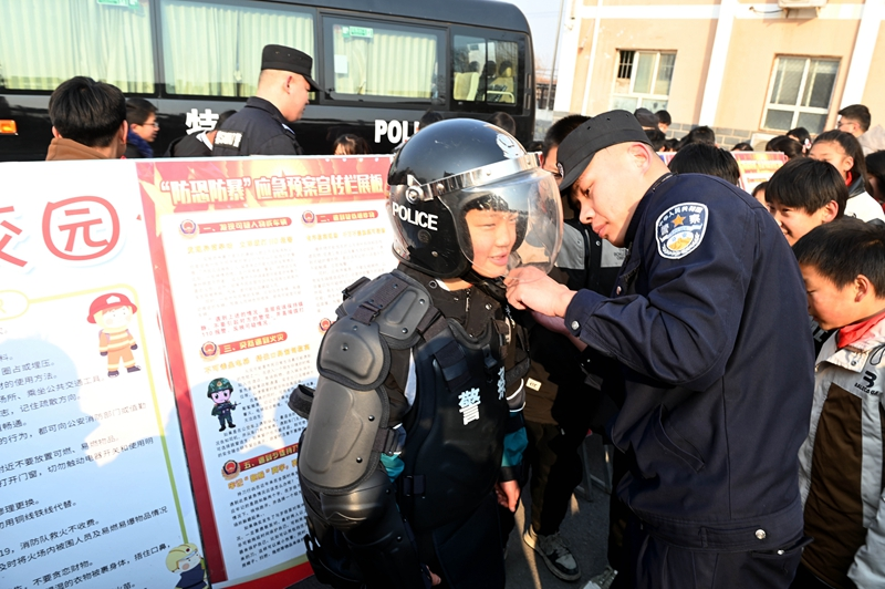 警民互动庆祝中国人民警察节