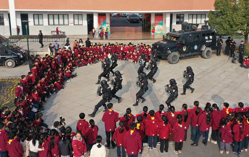 警民互动庆祝中国人民警察节