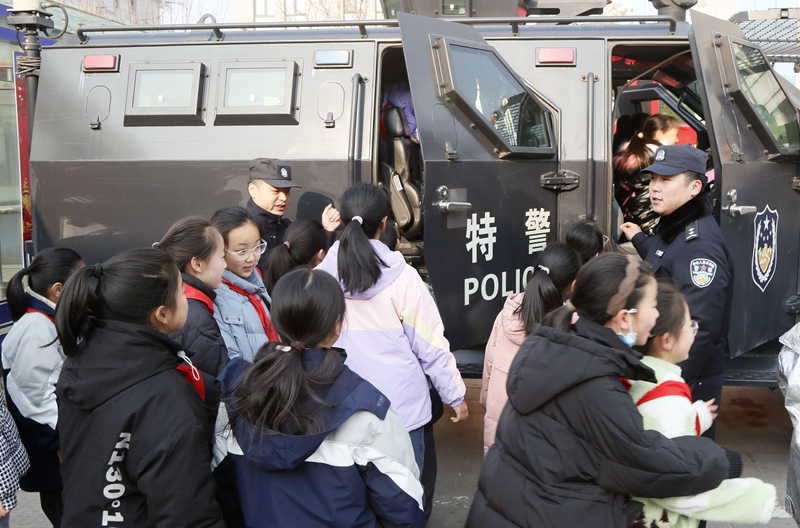 警民互动庆祝中国人民警察节