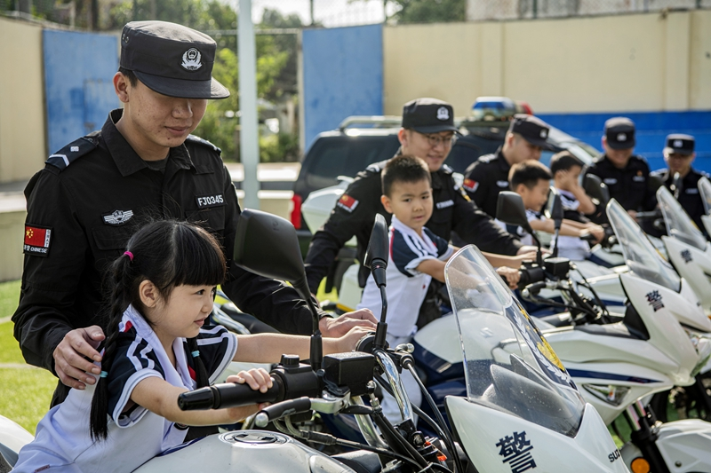 警民互动庆祝中国人民警察节