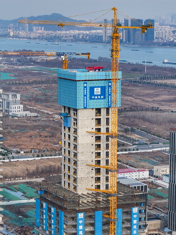 江苏南京:“空中造楼机”助力智能绿色施工