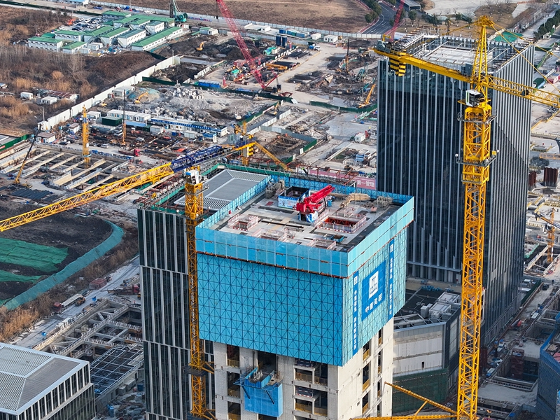 江苏南京:“空中造楼机”助力智能绿色施工