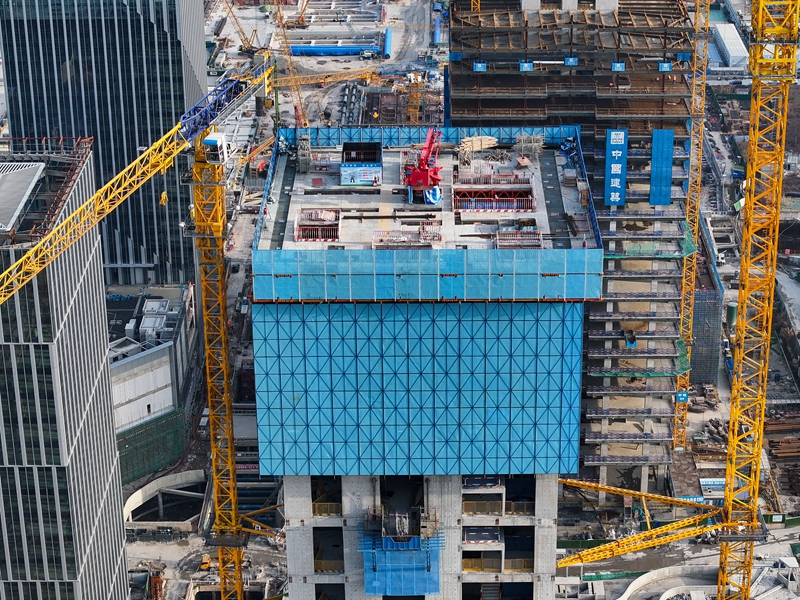 江苏南京:“空中造楼机”助力智能绿色施工