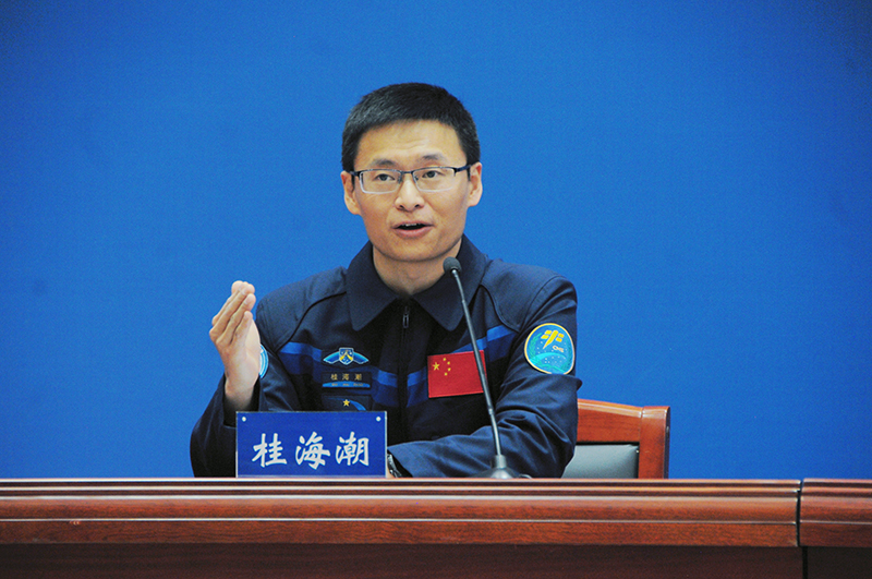 神十六航天员乘组太空归来后首次公开亮相