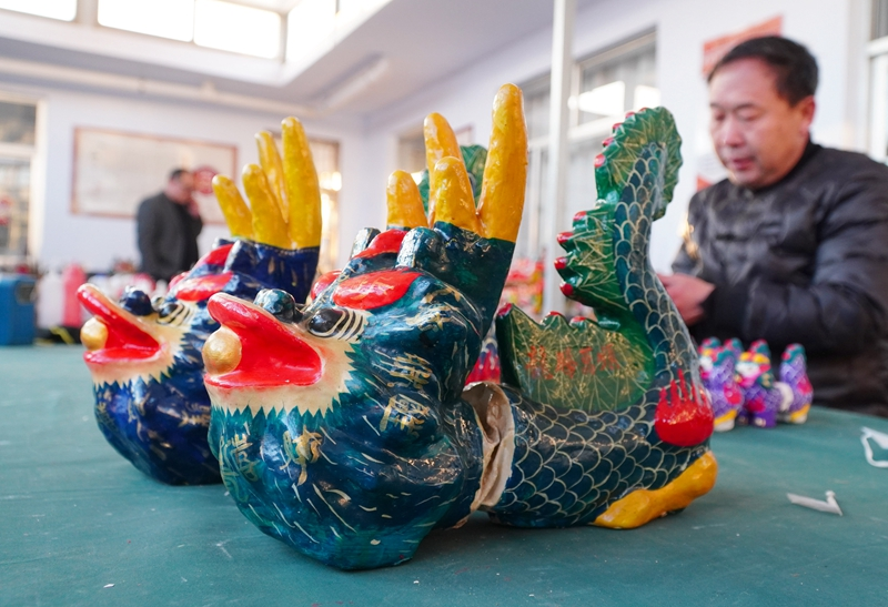 山东高密:制作龙造型泥塑迎新年