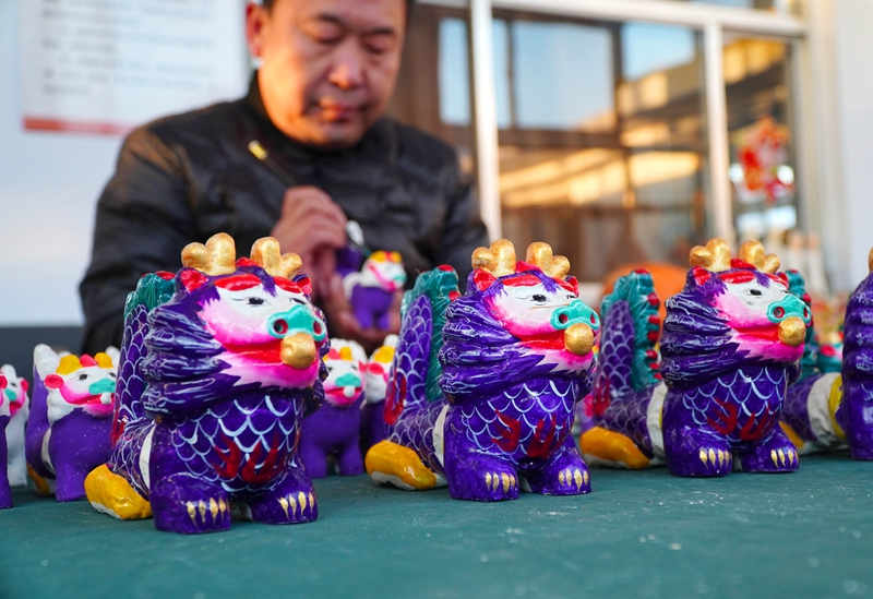 山东高密:制作龙造型泥塑迎新年