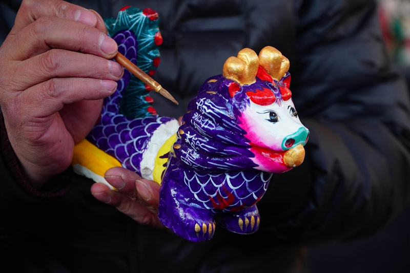 山东高密:制作龙造型泥塑迎新年