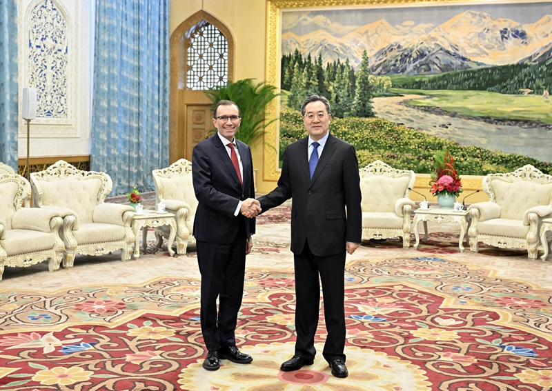 丁薛祥会见挪威外交大臣艾德