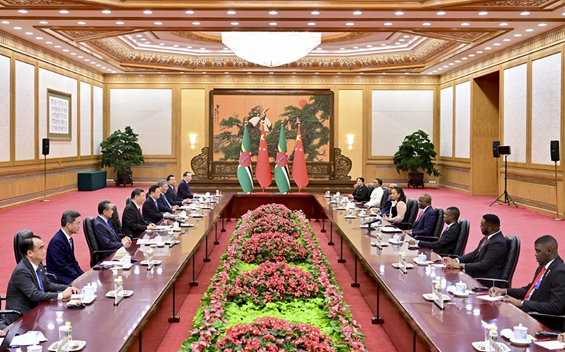 习近平会见多米尼克总理斯凯里特