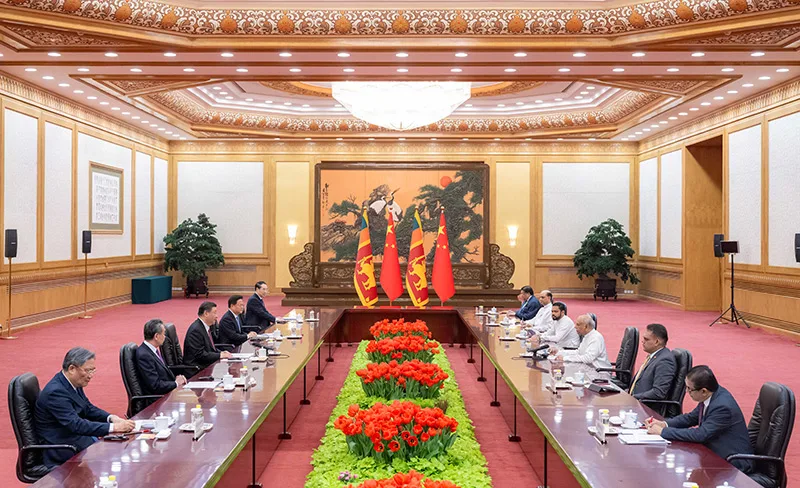 习近平会见斯里兰卡总理古纳瓦德纳